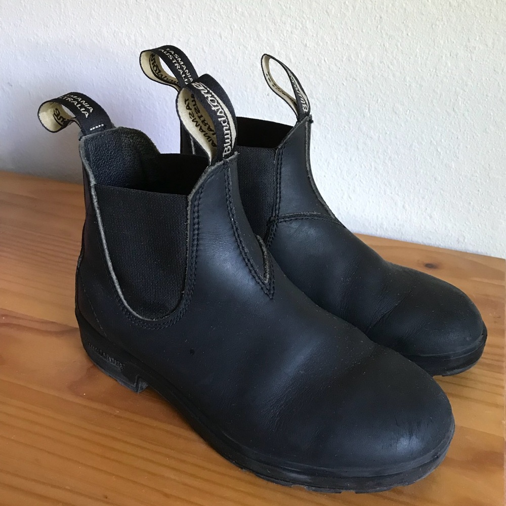 black blundstones boots